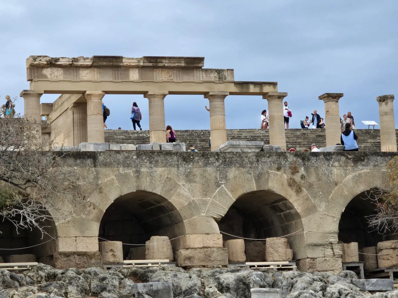 Lindos — dorycka stoa na Akropolu