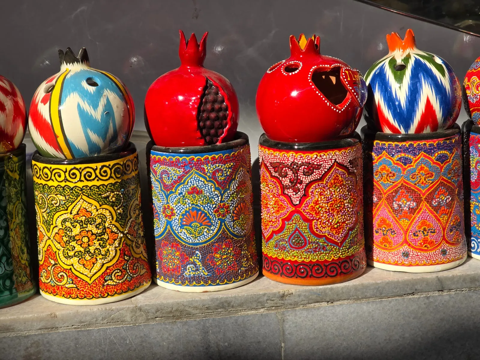 Ceramiczne granaty na straganie