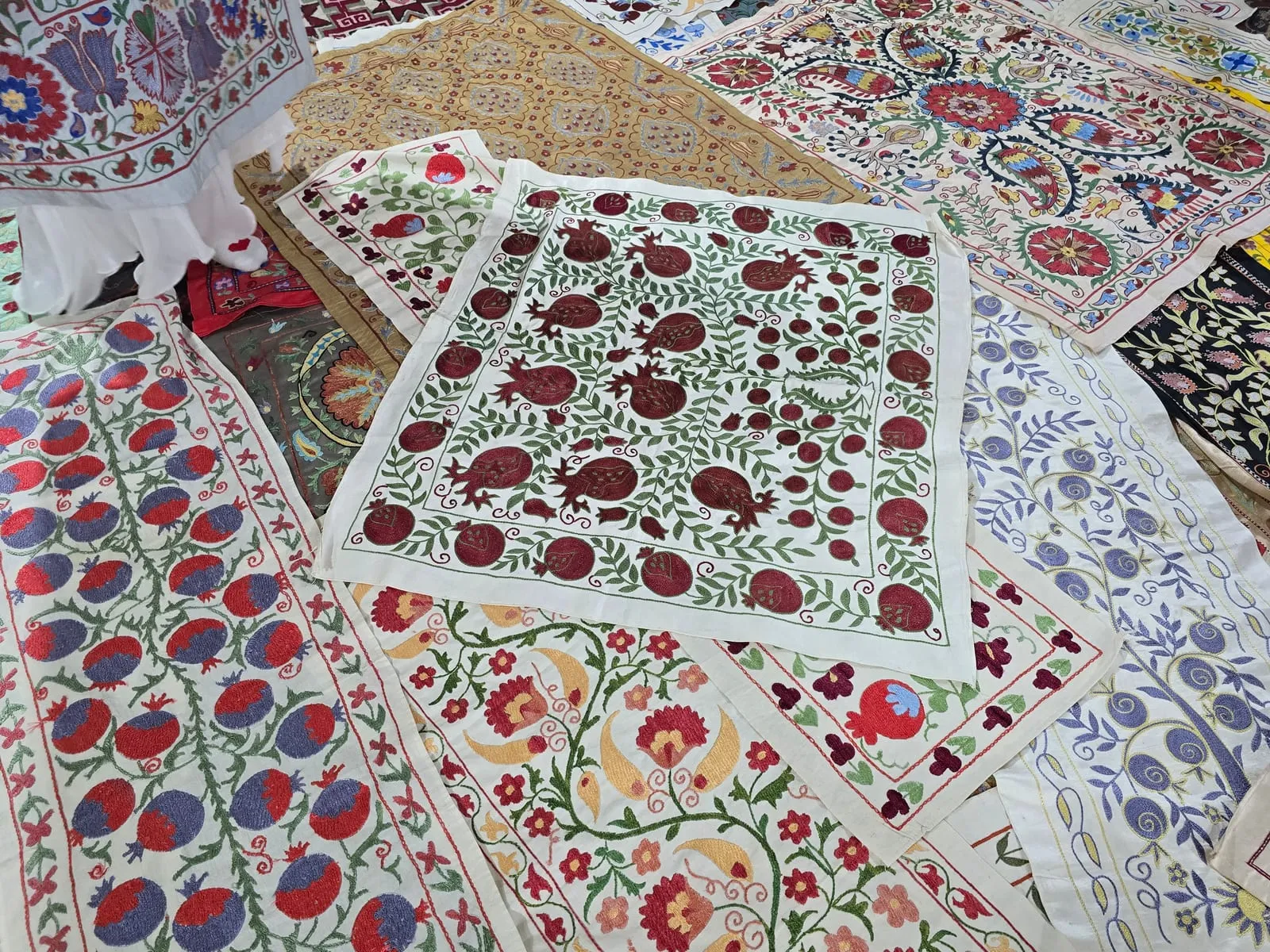 Haftowane tkaniny w granaty