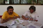 Manolis Matakis rysuje mapę okolic