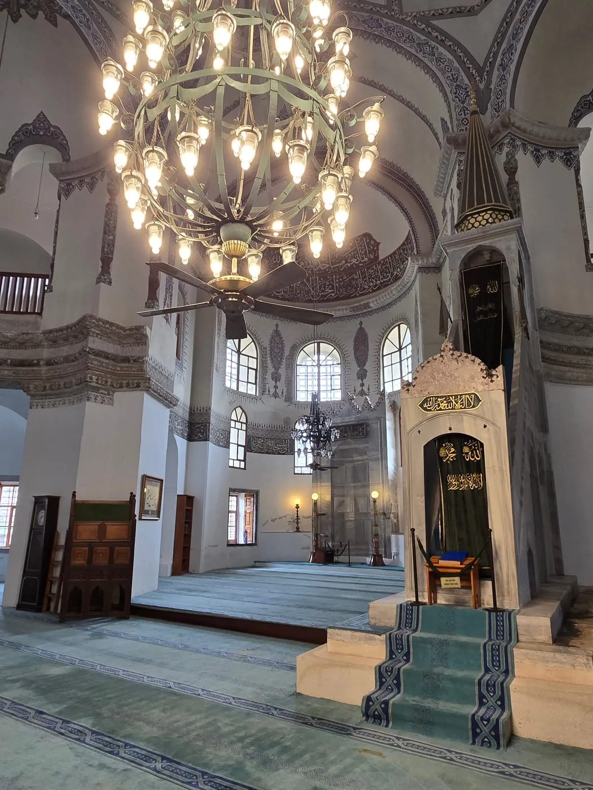 Wnętrze Małej Hagii Sophii z minbarem