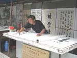 Stoisko potomka Konfucjusza przed świątynią w Qufu