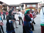 Zhongdian wieczorne tańce na rynku