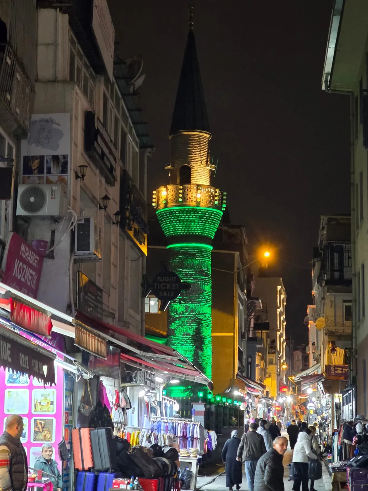 Wieczorna ulica w okolicach placu Aksaray
